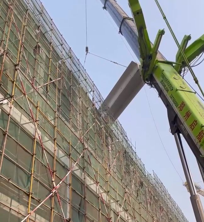 新亞集團(tuán)30米*3米吊裝就位現(xiàn)場(chǎng)